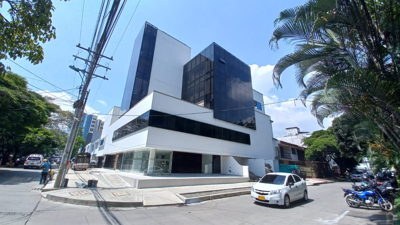 Instalación de ventanas en aluminio y vidrio templado en edificio residencial en Cali
